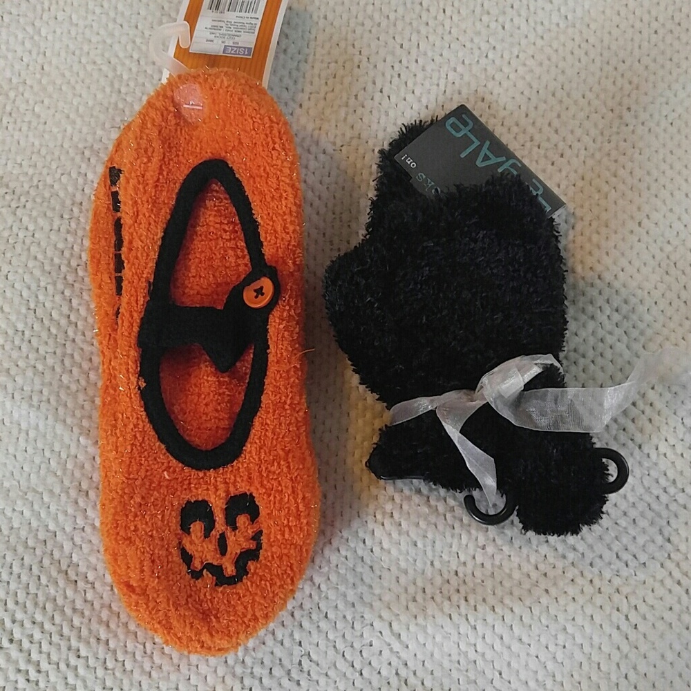 2 pairs of socks